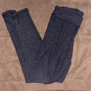 Ivivva arrow patterned grey and black leggings